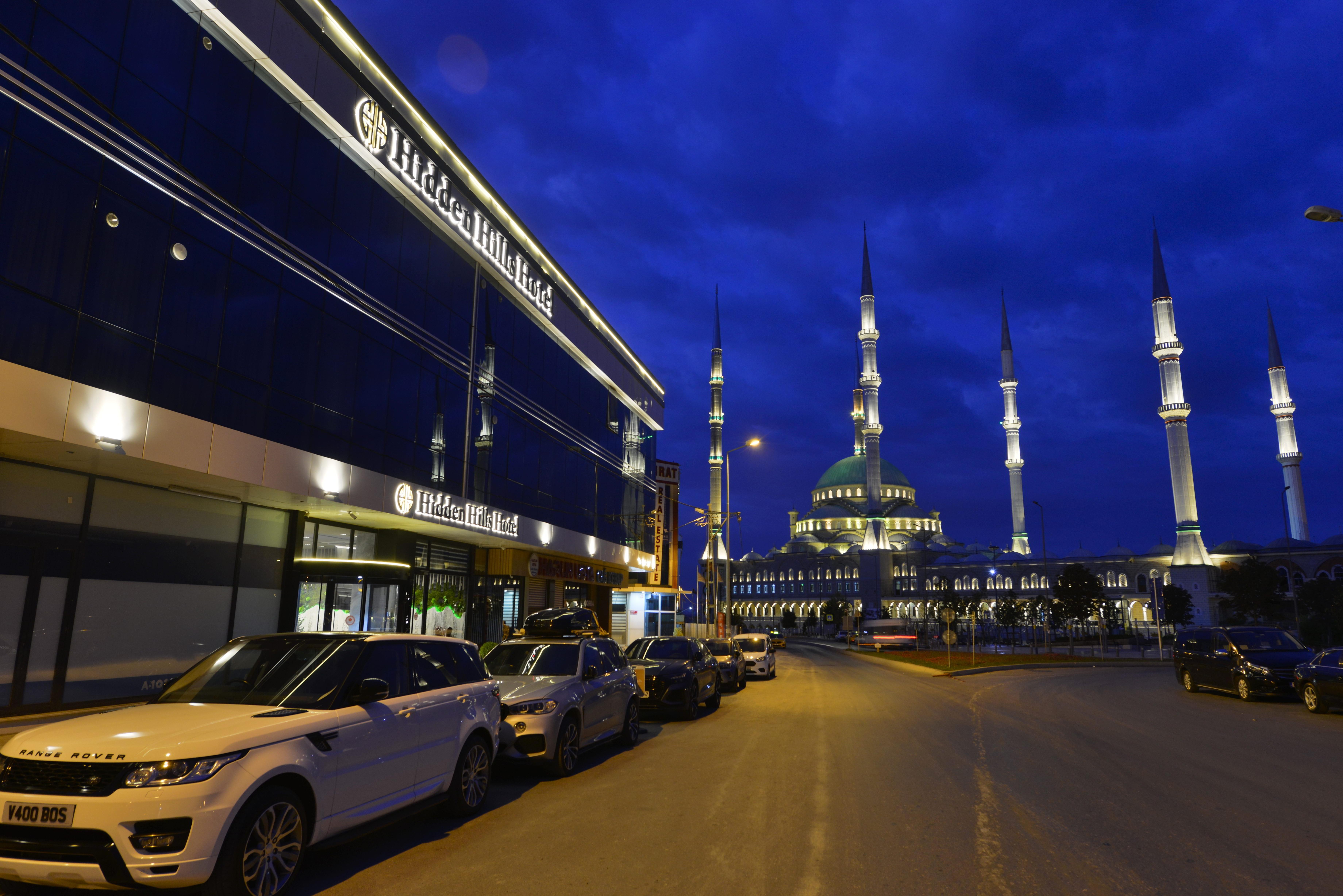 Best Western Premier Hidden Hills Hotel Istanbul Ngoại thất bức ảnh The mall at night